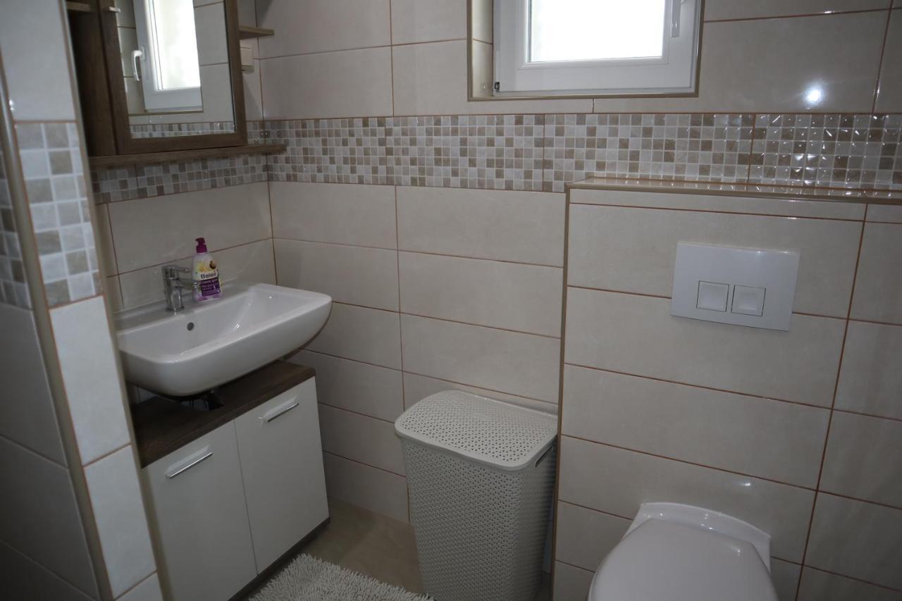 Apartmani Sanja Vir Exteriör bild